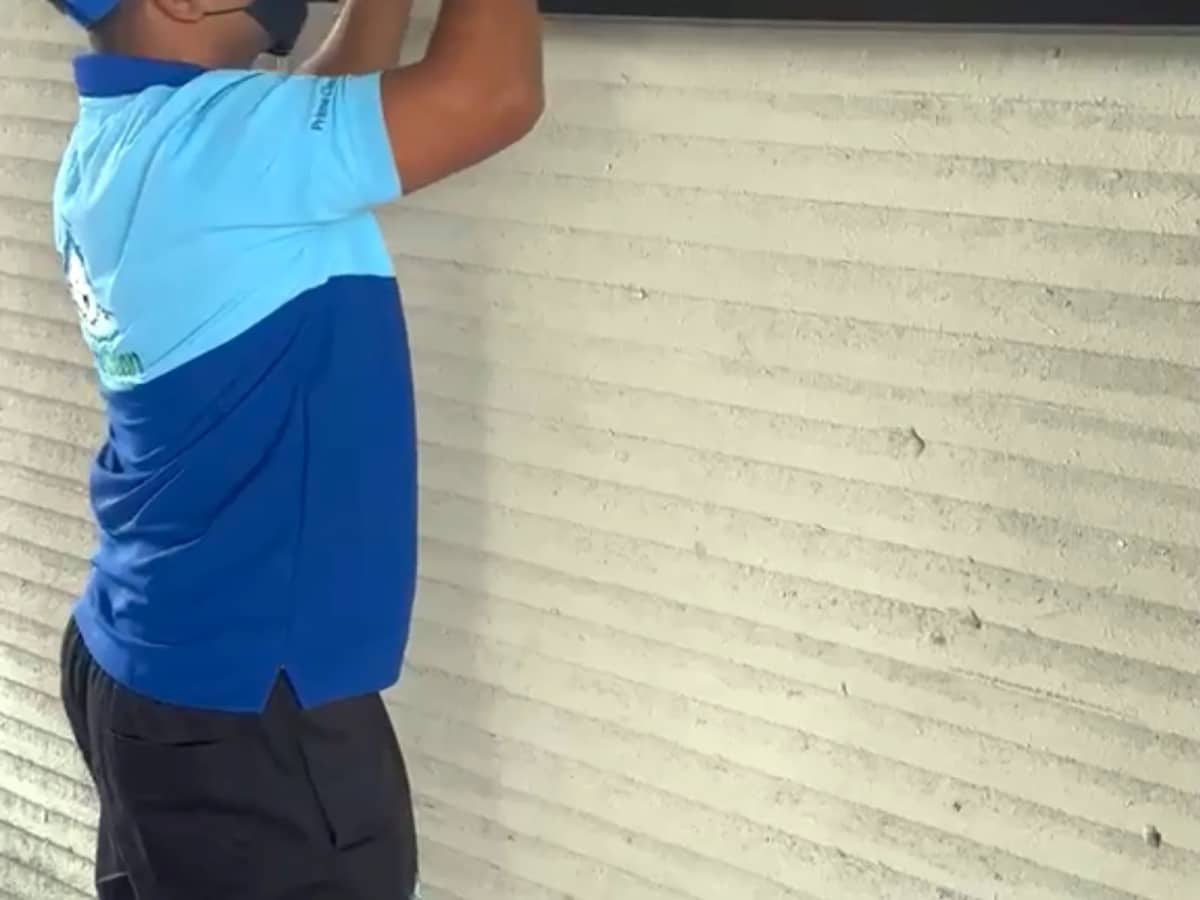 فني يمسح سطحاً بمساحة مطاطية